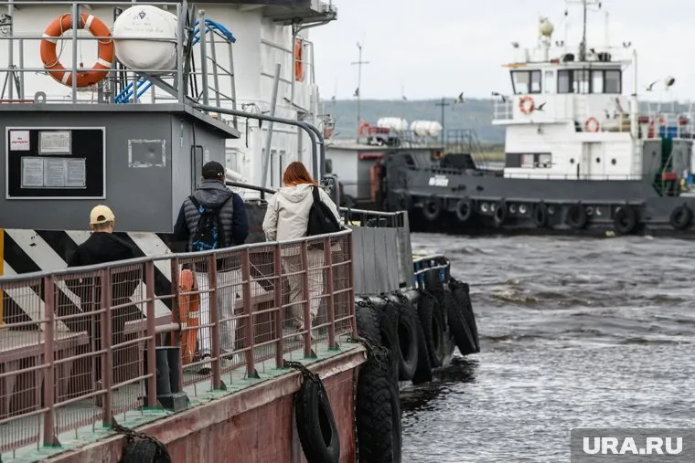 Жители Ямала давно ждут модернизации паромной переправы между Салехардом и Лабытнанги