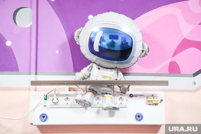Оборудование расположено в модуле, который оформлен в стиле космических путешествий