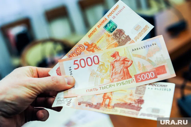 После повышения МРОТ зарплата «на руки» станет больше, отметил эксперт  