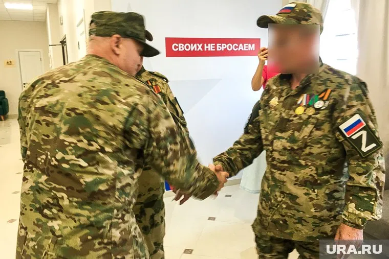 Сергей Коржавин из Надыма получил медаль «За храбрость» из рук генерала (фото из архива)