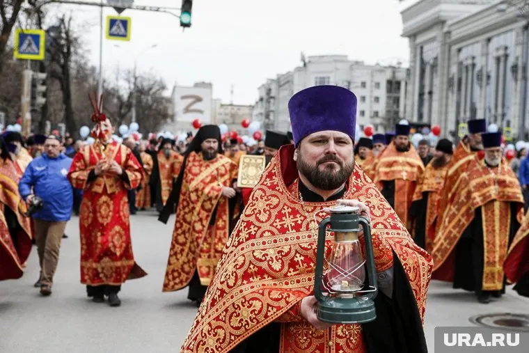 Священники несут Благодатный огонь