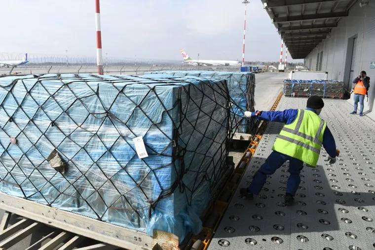 Прибытие борта РМК с гуманитарным грузом в аэропорт Кольцово. Екатеринбург