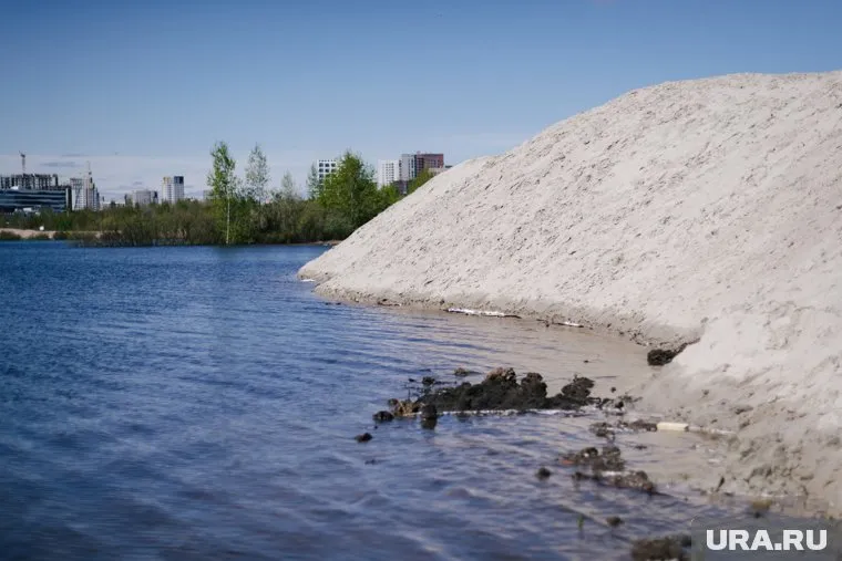 Пока территорию у озера не могут засыпать песком