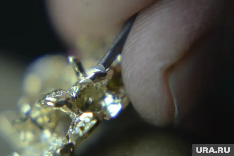 Преступники выносили драгоценности со склада компании