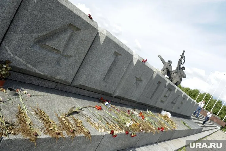 В Кедровке ищут водителя, который снес часть стены комплекса в честь ВОВ