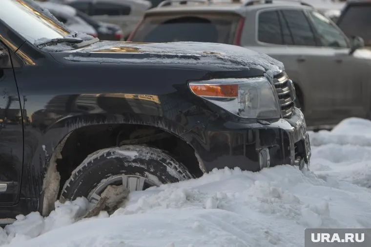 Внедорожники катались по лыжной трассе, где занимались спортсмены