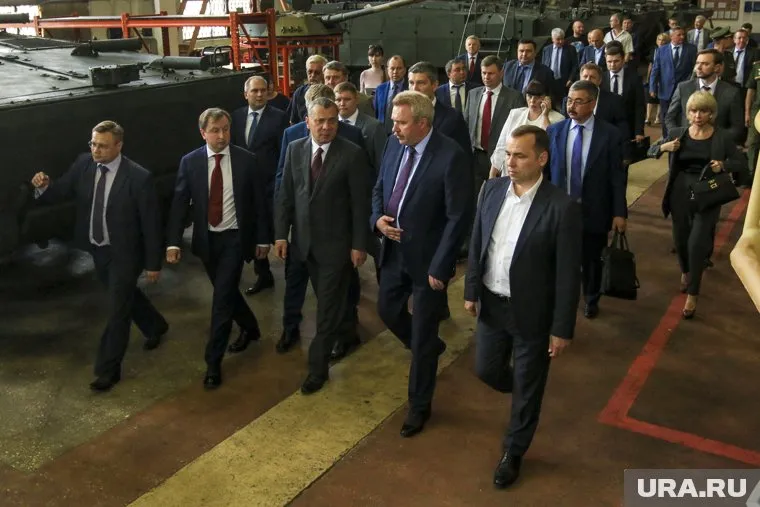 Юрий Борисов (в центре первого ряда) считает, что развитие КМЗ возможно лишь при условии диверсификации