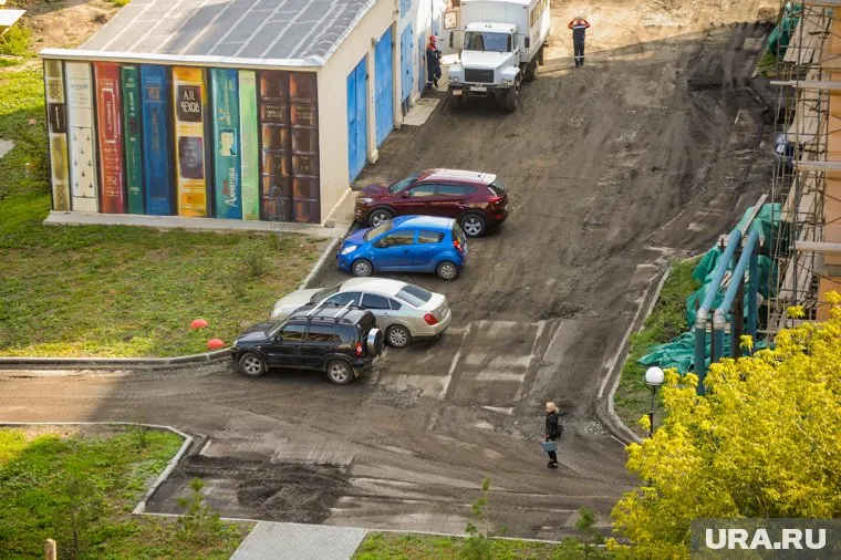 В Литературном сквере в центре Челябинска срезали свежий асфальт