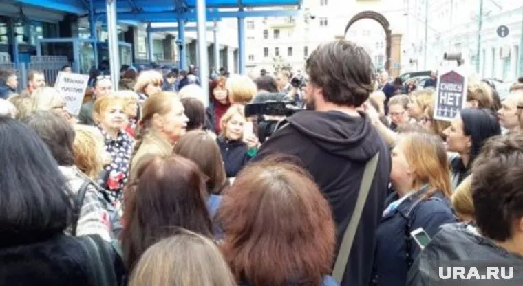 На стихийный митинг противники реновации пришли  с плакатами