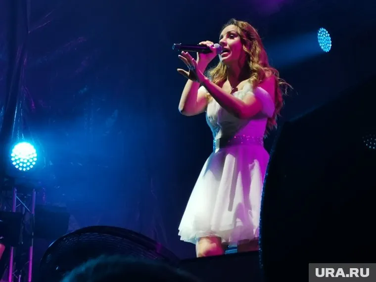 Певица не смогла продолжить петь песню «Мой рай»