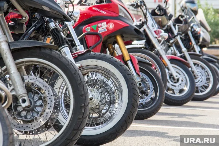 Со двора ОВД вывезли несколько грузовиков мотоциклов