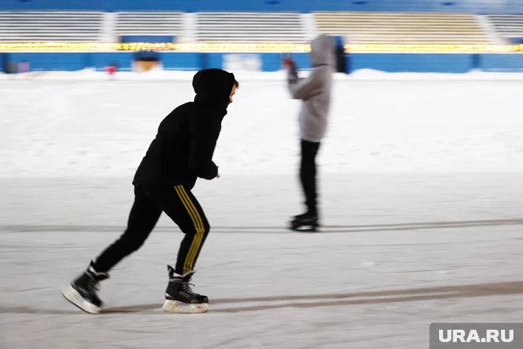 В Нижневартовске заливают девять дворовых катков