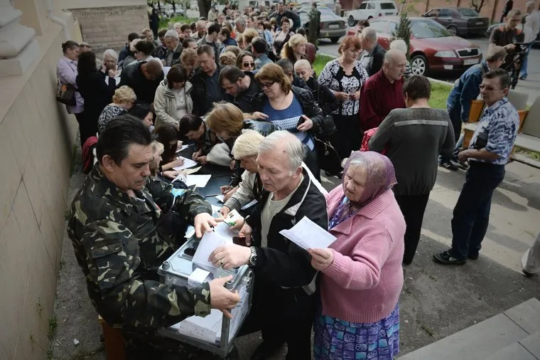 Референдум в Мариуполе. Горящее здание Горисполкома. Украина, референдум, украина, лосование, голосование, толпа