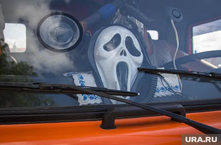 Мужчина спрятал лицо под маской