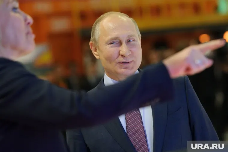 Российский лидер продолжает получать самые неожиданные поздравления и подарки