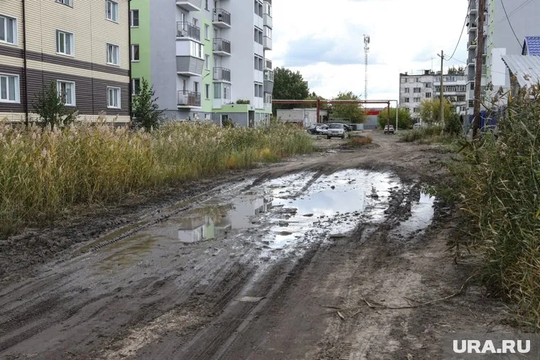 Жители опасаются, что после дождей по дороге будет не пройти