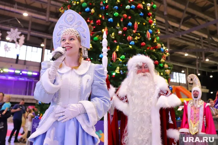 Дед Мороз со Снегурочкой могут даже поздравить пермяков через окно