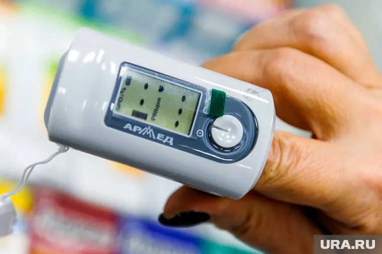 Пульсоксиметр для контроля насыщения крови кислородом стоит около 2,5 тыс. рублей
