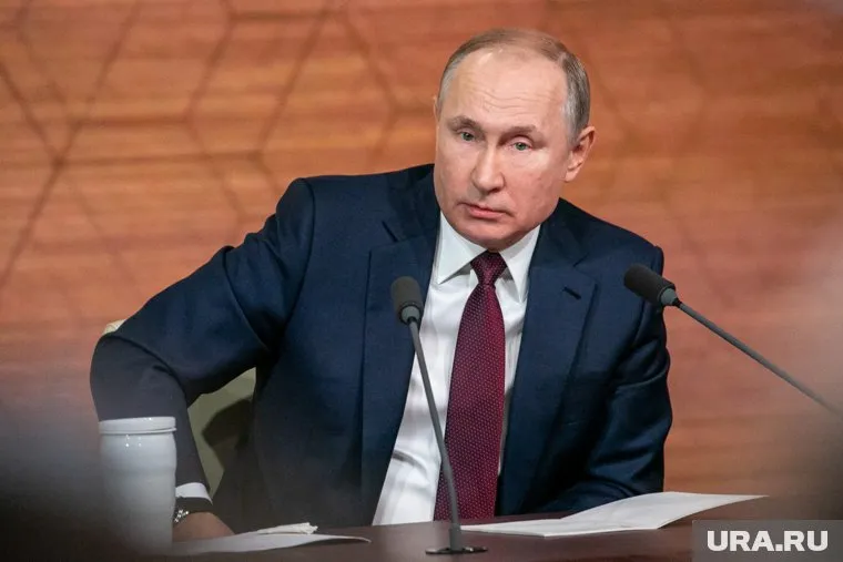 Владимир Путин приступил к работе, едва сойдя с трапа самолета