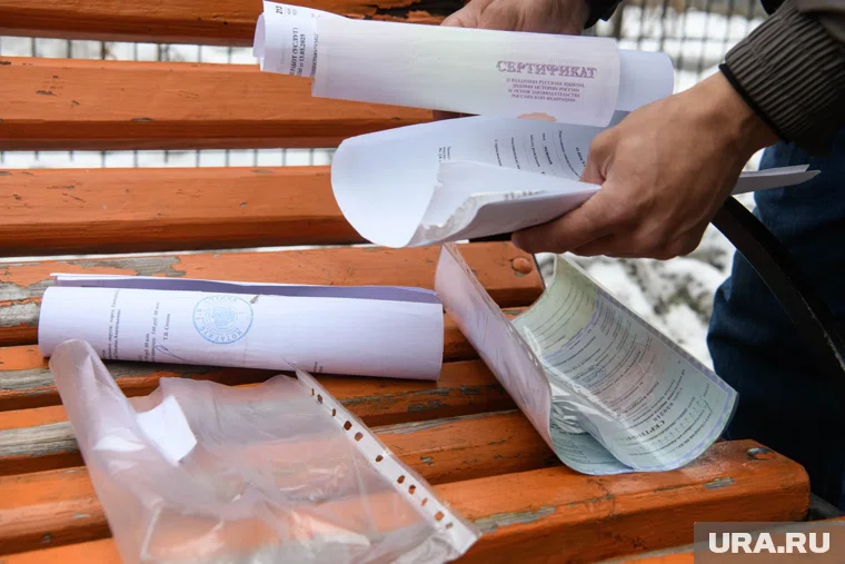 Они вносили правильные ответы за экзаменуемых 