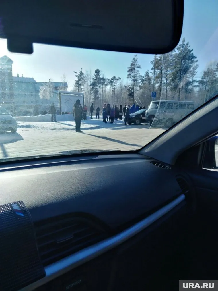 Люди почти час были вынуждены мерзнуть на улице
