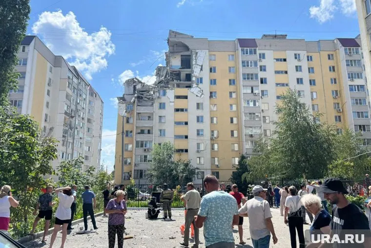 В результате происшествия разрушен угловой подъезд здания