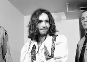 «Я — зеркальное отражение вашего общества»: жизнь и преступления маньяка Чарльза Мэнсона