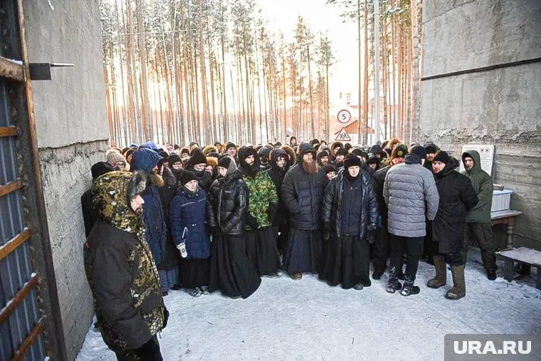 Координируют действия людей три монахини