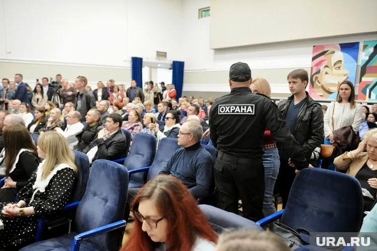 Толпу горожан удалось успокоить не сразу