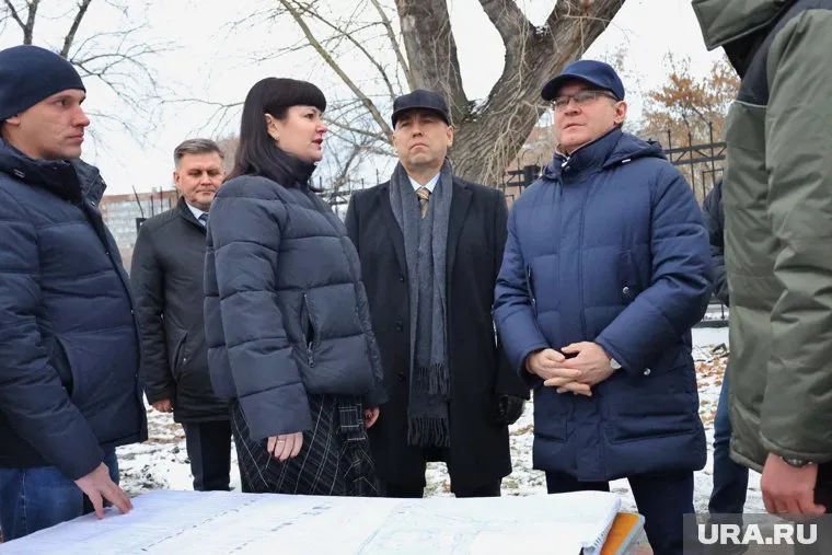 Владимиру Якушеву (справа в очках) показали работы на курганском стадионе