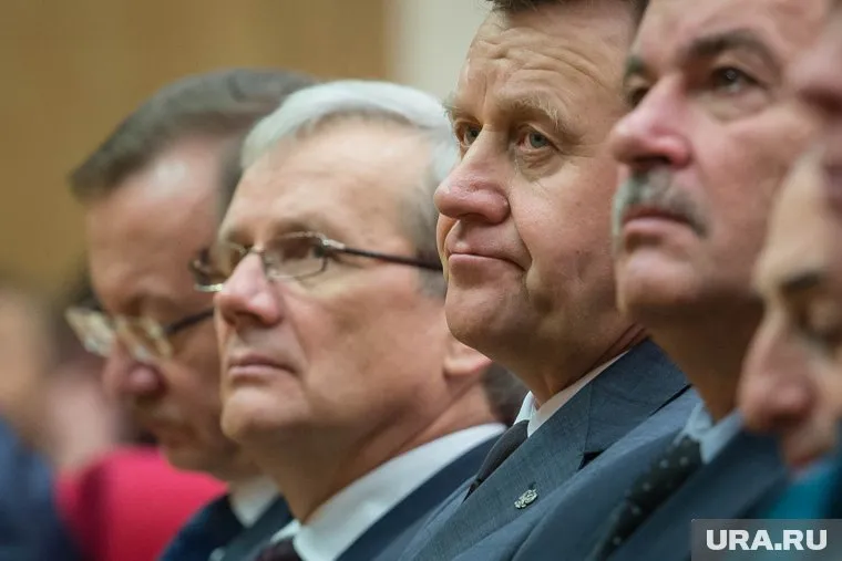 Претендент на место генерала Задорина (крайний справа) будет ближе всего к главе УФСБ Вяткину (второй справа)