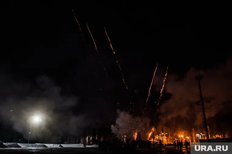 Видно было несколько ярких вспышек, а затем раздались сильные хлопки