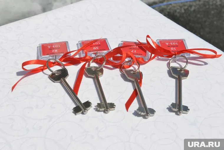 Медики получили ключи от трех квартир в новом доме