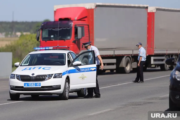 На месте аварии работают сотрудники ГИБДД