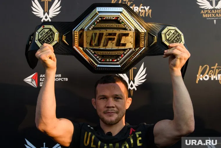 Петр Ян победил американца Кори Сэндхагена в поединке за титул временного чемпиона UFC в легчайшем весе