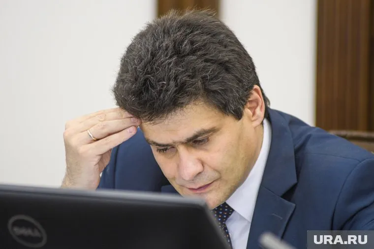 Мэр Екатеринбурга получил подарок с опозданием, поскольку находился в командировке в Москве