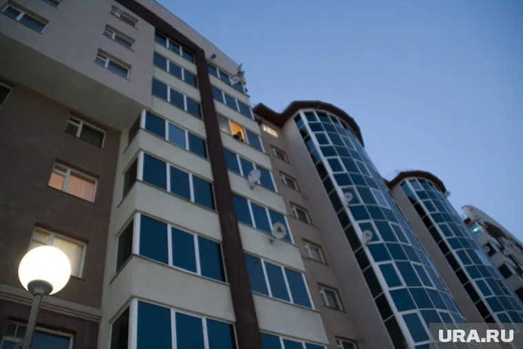 В Нижневартовске ребенок выпал с пятого этажа