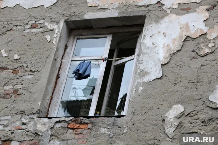 Девочка самостоятельно добралась до открытого окна