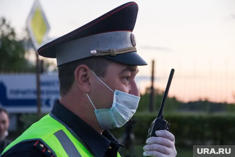 Оказалось, что не все силовики на службе носят маски, как того требует от них начальство и губернатор