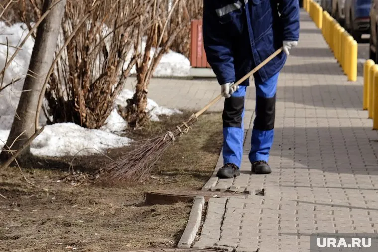 Дворникам в Челябинске готовы платить 30 тысяч рублей