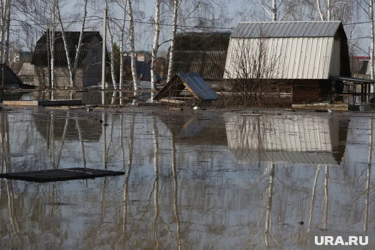 Власти прогнозируют спад воды, однако патрулирование дамб продолжается
