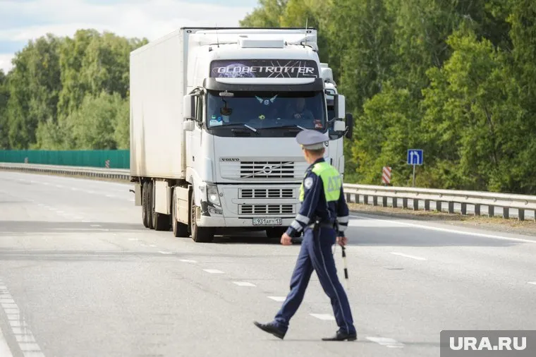 Грузовики пока не пропускают, легковые авто едут через поле