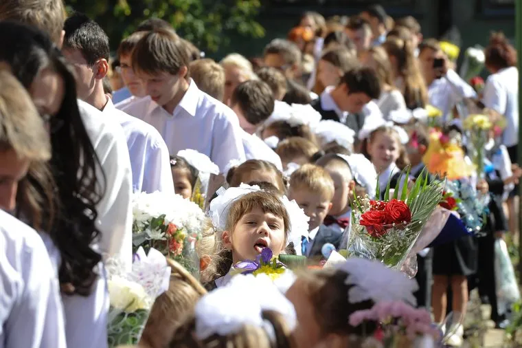1 сентября линейка в школе 107 Челябинск, школа, первоклассники