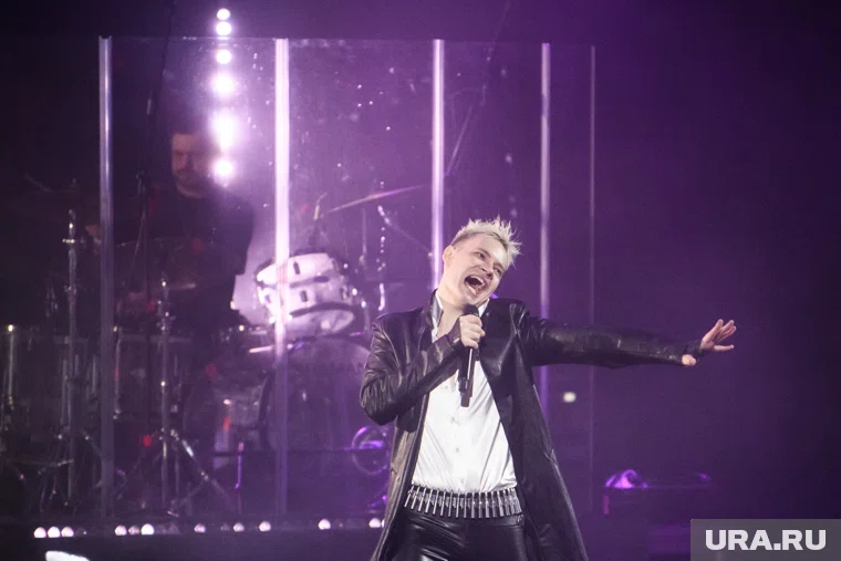 Дронов подарил мерч "Победы" певцу из Вьетнама