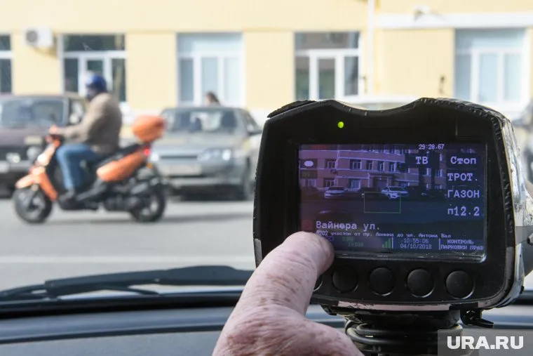 Такое устройство фиксирует номер автомобиля, а дальше он проверяется по базе на оплату стоянки