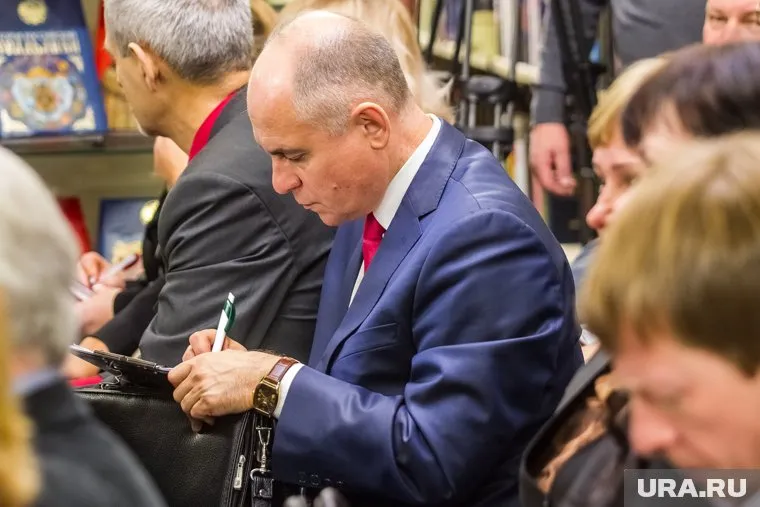 Об отставке Александра Скорбенко (на фото в центре) с должности руководителя правительственного СМИ заговорили в Кургане