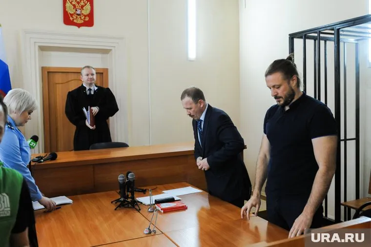 Апелляция Сергея Колосовского (второй справа) на меру пресечения Николаю Сандакову (справа) отложена