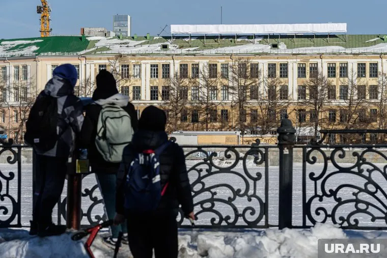 Арт-объект завесили полотном 7 марта