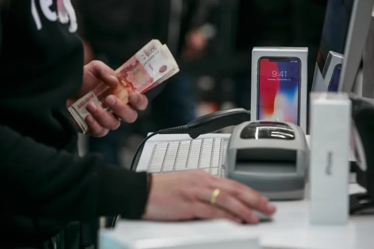 Старт продаж Apple IPhoneX в re:Store на Тверской, 27. Москва