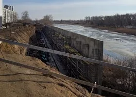 Бетонную стену поставили между незаконной высоткой и рекой в Кургане